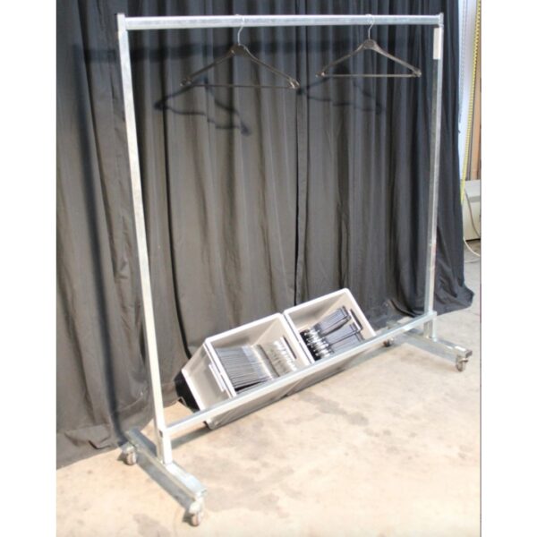 penderie sur roulette avec cintre