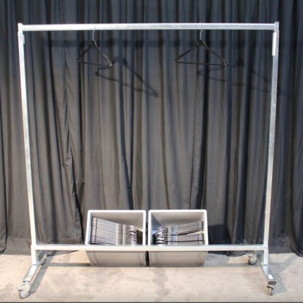 Penderie sur roulette