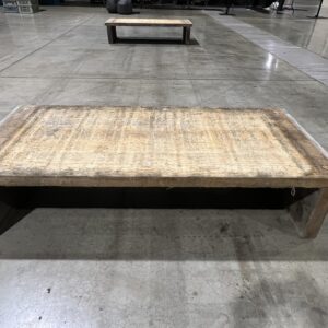 photo table basse en bois brut en location