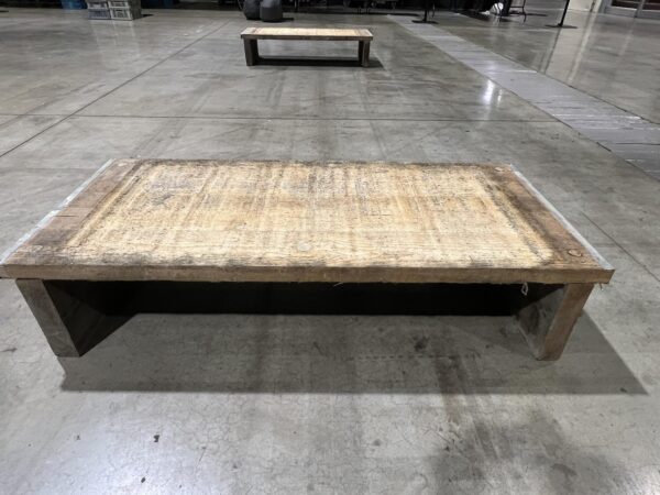 photo table basse en bois brut en location