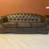 Canapé brun Chesterfield