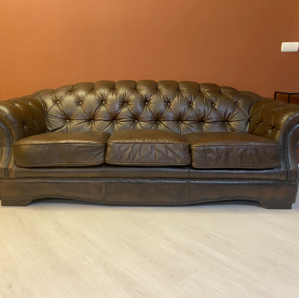 Canapé brun Chesterfield