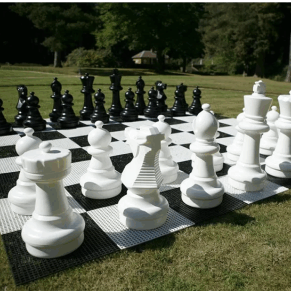 Tapis d'échequier géant, avec ses pièces géantes